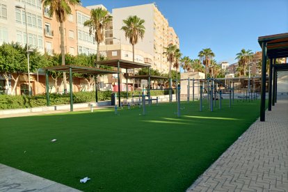 Zona de calistenia llena de papeles y basura