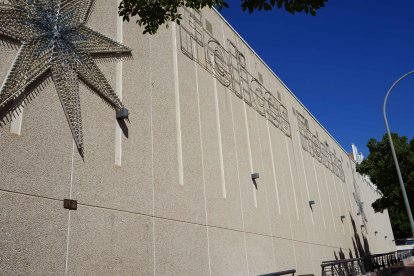 Las luces de Navidad ya están puestas en la fachada del Centro Comercial Mediterráneo.