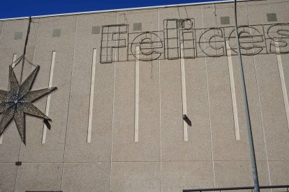 Las luces de Navidad ya están puestas en la fachada del Centro Comercial Mediterráneo.