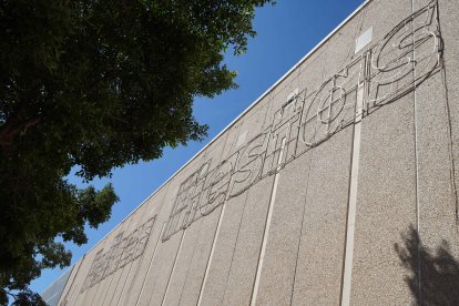 Las luces de Navidad ya están puestas en la fachada del Centro Comercial Mediterráneo.