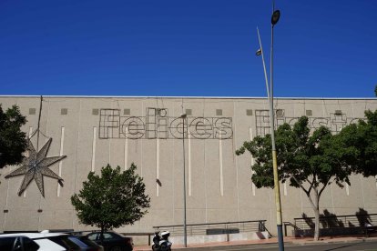 Las luces de Navidad ya están puestas en la fachada del Centro Comercial Mediterráneo.