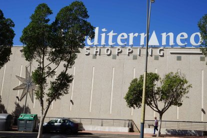 Las luces de Navidad ya están puestas en la fachada del Centro Comercial Mediterráneo.