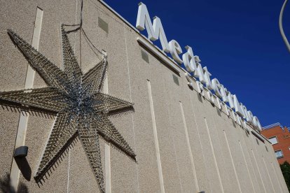 Ya están las luces puestas en la fachada del Centro Comercial Mediterráneo.