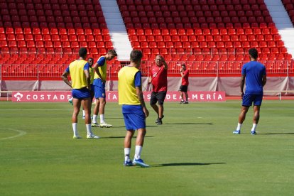 Lasarte dando instrucciones en el Estadio de los Juegos Mediterráneo.