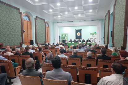 Cerca de un centenar de personas acudieron al salón de actos de la UNED.