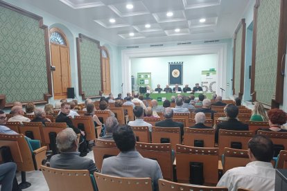 Cerca de un centenar de personas acudieron al salón de actos de la UNED.