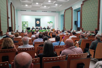 Cerca de un centenar de personas acudieron al salón de actos de la UNED.
