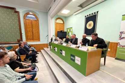 Cerca de un centenar de personas acudieron al salón de actos de la UNED.