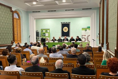Cerca de un centenar de personas acudieron al salón de actos de la UNED.