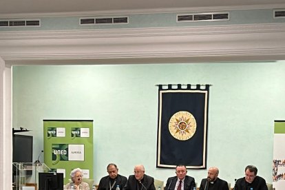 Cerca de un centenar de personas acudieron al salón de actos de la UNED.