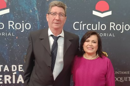 El corresponsal en Adra de La Voz de Almería, Pepe Cazorla y su mujer asistieron a la gala.
