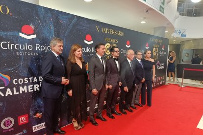 Diversas autoridades políticas, entre las que se encuentran, Ángel Escobar, vicepresidente de la Diputación de Almería, Javier A. García, presidente de la Diputación de Almería y Gabriel Amat, alcalde de Roquetas de Mar, junto a Alberto Cerezuela.