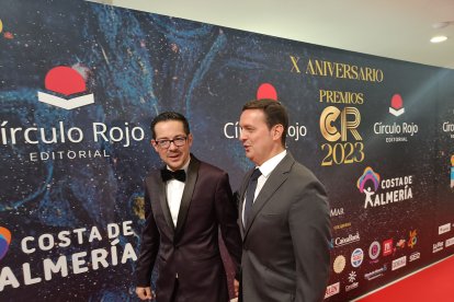 Alberto Cerezuela y Javier Aureliano García mantienen una conversación mientras se dirigen al patio de butacas.