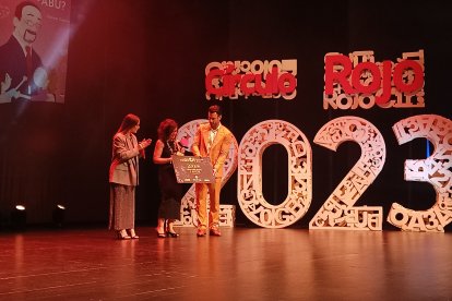 La ganadora de la categoría Infantil y Juvenil, dedicó el premio a su padre, cuyos recuerdos de una larga vida desaparecieron por culpa del Alzheimer.