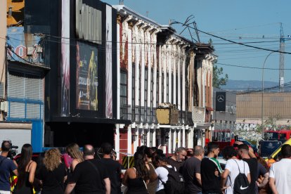 Agentes de bomberos trabajan en la zona de ocio de Las Atalayas.