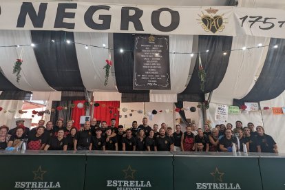 Equipo de la barra de la Hermandad del Paso Negro pulpileño.