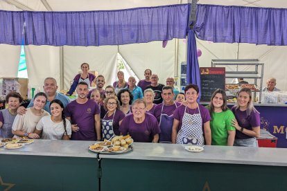 El equipo del Paso Morao también participó en esta feria del mediodía con sus tapas tradicionales.