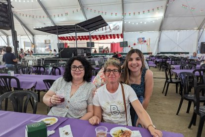 Ana Mari junto a su hermana Tania y su sobrina.
