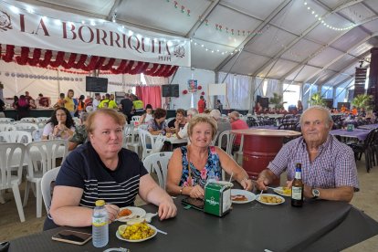 Rosa María, Ana y Paco disfrutaron de los sabores tradicionales de la Feria.