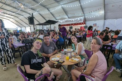 Noelia Hernández junto a su padre y la dama de honor Verónica junto a su madre.