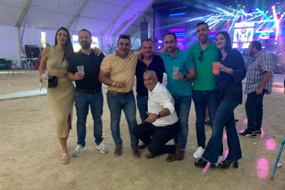 Luis, Antonio, Juan y Alfonso disfrutan de las fiestas entre amigos.