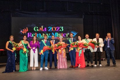 Las damas y aspirantes a míster de las fiestas junto a los coronados como Reina y Míster.