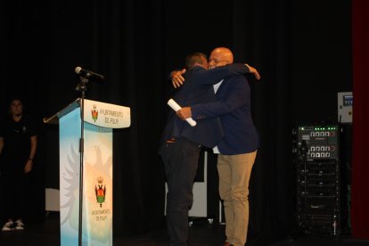 El alcalde y el pregonero se fundieron en un abrazo.