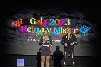 Los presentadores en una gala luminiscente.