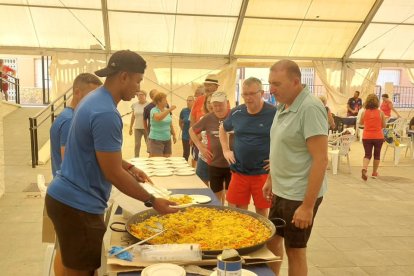 Paella popular para los participantes en el senderismo.