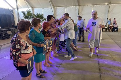 El Día del Pensionista se celebró con más de 700 mayores y la elección de los Mis Y Míster de la tercera edad.