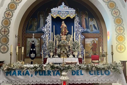La Virgen del Rosario, Porta Coeli, en el altar de cultos.