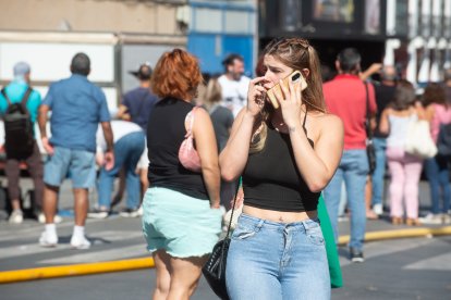 Allegados a las víctimas se han acercado a la zona de ocio de Las Atalayas.