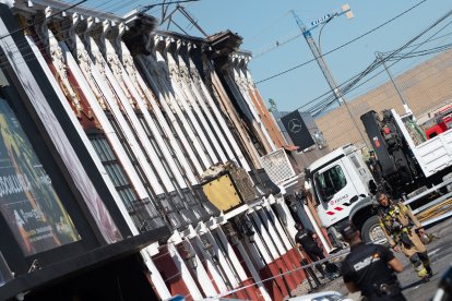Agentes de bomberos trabajan en la zona.