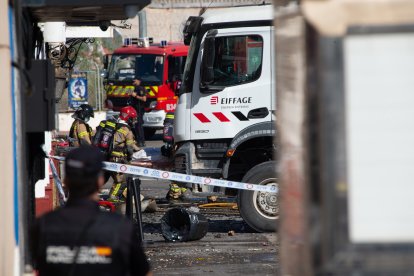 Agentes de bomberos trabajan en la zona.