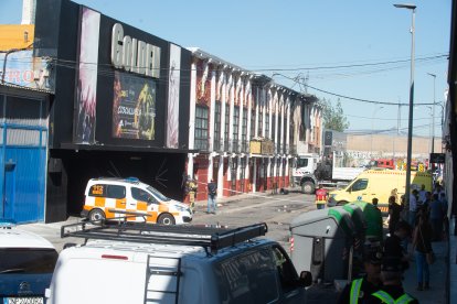 Agentes de bomberos trabajan en la zona.