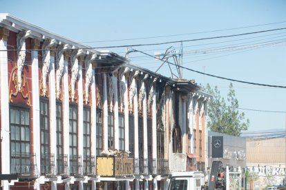 Agentes de bomberos trabajan en la zona.