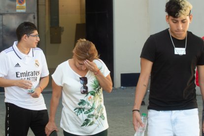 Familiares de las víctimas del incendio, en los alrededores.