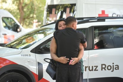 Familiares de las víctimas del incendio, en los alrededores.