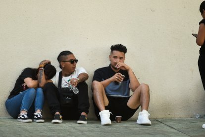 Familiares de las víctimas del incendio, en los alrededores.