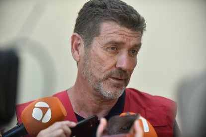 Un voluntario de la Cruz Roja, en la zona afectada.