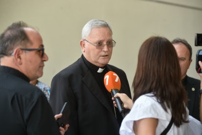 Un sacerdote atiende a los medios de comunicación.