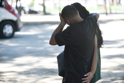 Familiares de las víctimas del incendio, en los alrededores.