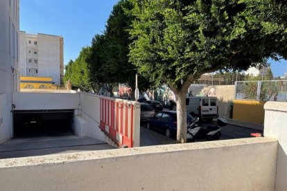 El garaje cuenta con 97 plazas de aparcamiento.