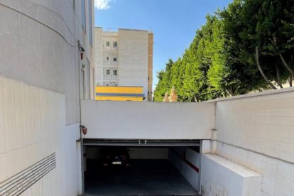 El garaje cuenta con 97 plazas de aparcamiento.