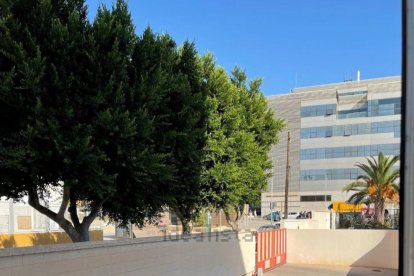 El garaje cuenta con 97 plazas de aparcamiento.