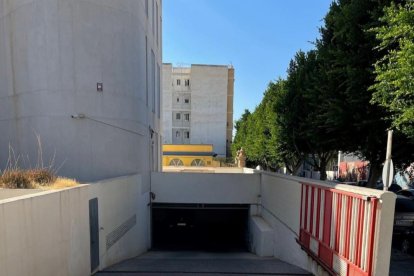 El garaje cuenta con 97 plazas de aparcamiento.