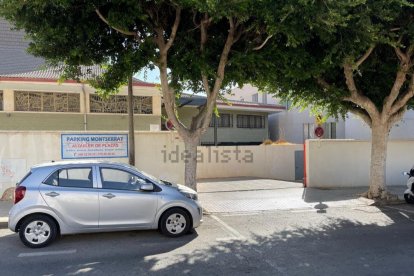 El garaje cuenta con 97 plazas de aparcamiento.