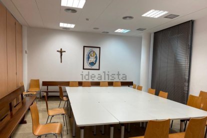 Salones  y oficinas del edificio parroquial de Montserrat.