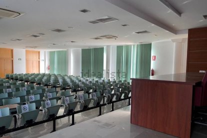 Amplio salón de actos en el edificio de oficinas de la parroquia de Montserrat.