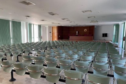 Amplio salón de actos en el edificio de oficinas de la parroquia de Montserrat.